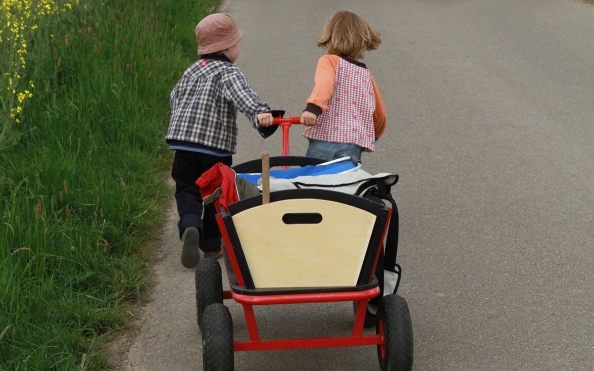 Bollerwagen oder Fahrradanhänger zum Gepäcktransport